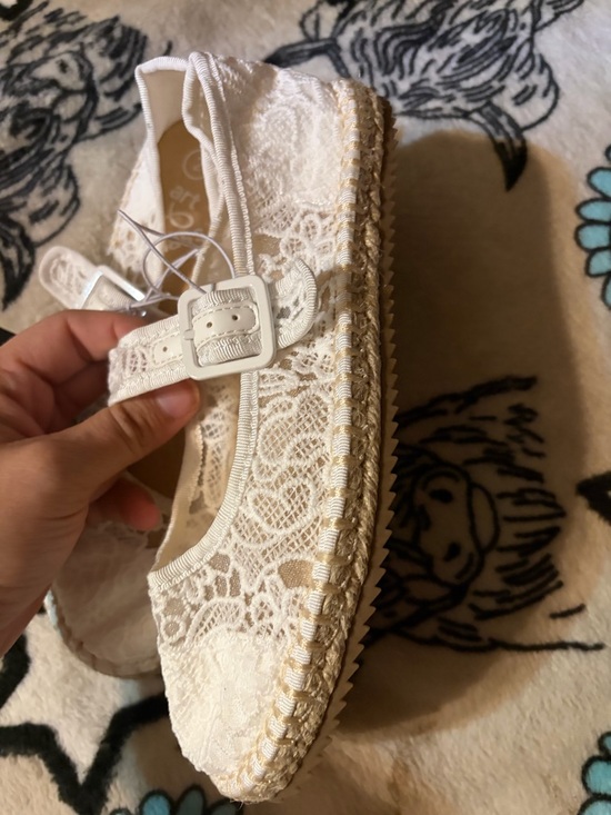 art class White shoes - Picture 2 of 2